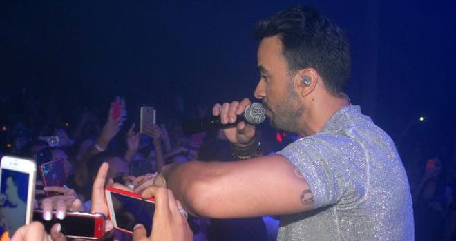 Dinlenme rekorları kıran Luis Fonsi, Antalya'yı salladı