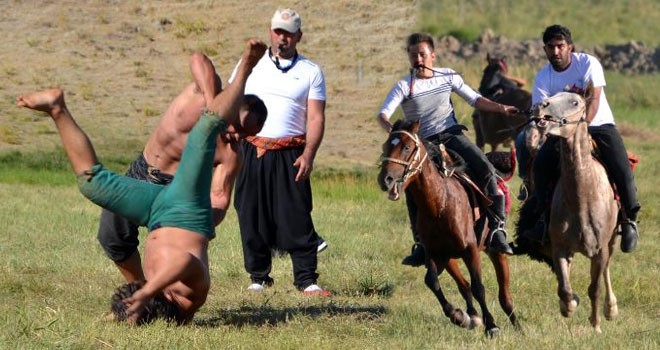 Avrasya Kültür Buluşması'na karakucak ve gökbörü oyunları damgası