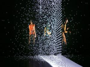 Dans, akrobasi, ışık ve sesin buluşması: Pixel