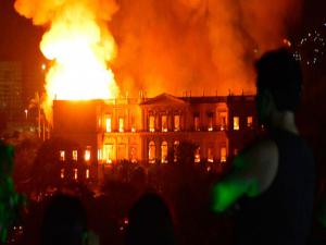 Rio de Janeiro'daki 200 yıllık müzede büyük yangın