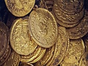 Tiyatrodan Roma dönemine ait yüzlerce altın para çıktı