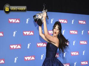 Yılın Sanatçısı Camila Cabello, Yılın Şarkısı 'Rockstar'